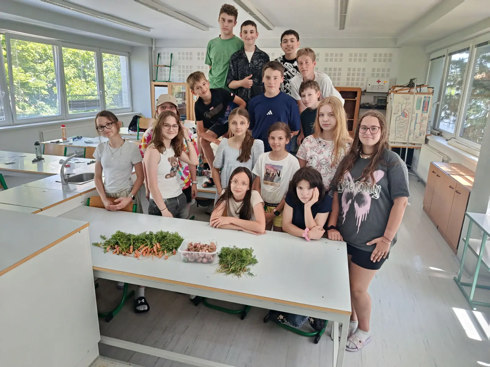 Práce na školním políčku.